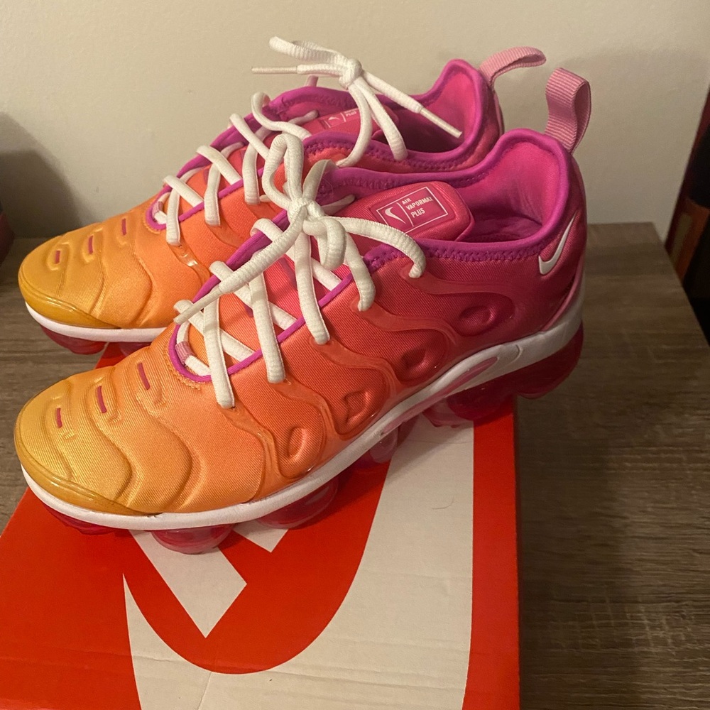 Women’s Size 6 Nike Vapormax Plus